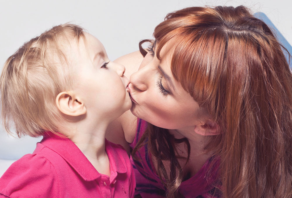 Сексолог объяснил, почему нельзя целовать детей в губы